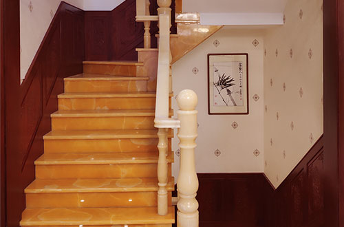 猇亭中式别墅室内汉白玉石楼梯的定制安装装饰效果